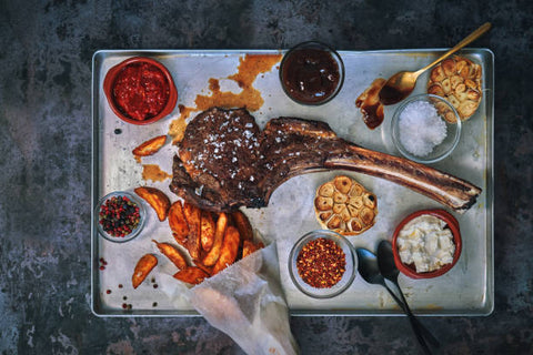 Indulgence Juteuse : Dégustez la Juteuse Succulence de l'Irrésistible Steak et Frites à la Française.