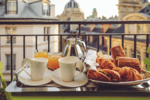 What are the characteristics of a traditional French breakfast